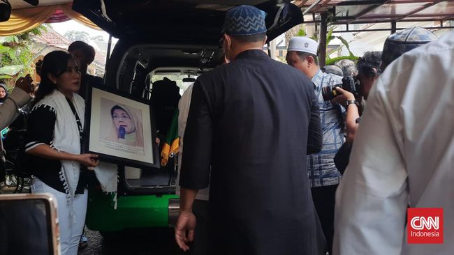 Jenazah Nani Wijaya dibawa ke dalam mobil sekitar pukul 11.54 WIB untuk disalatkan.