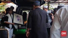 Keluarga Iringi Jenazah Nani Wijaya Dibawa ke Masjid untuk Disalatkan