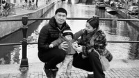 <p>Nikita Willy sedang menghabiskan waktu berlibur bersama suami dan anak tercintanya, Issa Xander Djokosoetono. Kali ini, keluarga kecil ini memilih Amsterdam sebagai destinasi wisatanya, Bunda. (Foto: Instagram @nikitawillyofficial94)<br /><br /><br /></p>