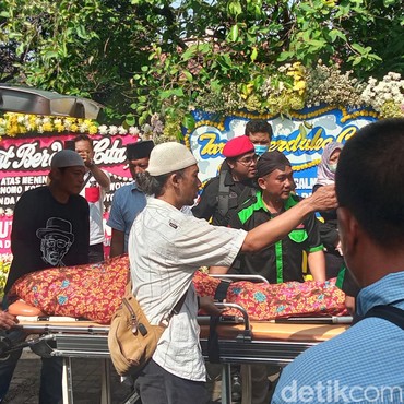 Jenazah Nomo Koeswoyo 'Koes Bersaudara' Sudah Tiba di Rumah Duka Jakarta