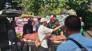 img-title Jenazah Nomo Koeswoyo 'Koes Bersaudara' Sudah Tiba di Rumah Duka Jakarta