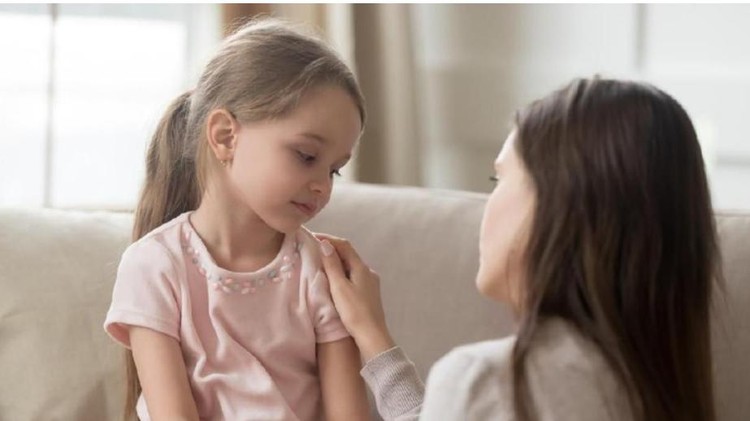 5 Pola Asuh Bisa Sebabkan Anak Minder, Ini Cara Mengatasinya Tanpa disadari, ada beberapa pola asuh dari orang tua yang menjadi penyebab anak minder dan tak percaya diri. Yuk mulai hindari sebisa mungkin, Bunda!