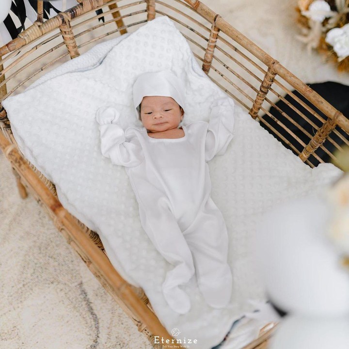 <p>Bayi yang akrab disapa Kaba ini lahir dengan berat 3025 gram, Bunda. Sementara itu, tingginya mencapai 45 cm. Gemas banget, ya! (Foto: Instagram: @dindahw)</p>