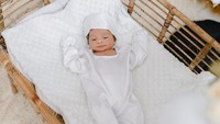 <p>Bayi yang akrab disapa Kaba ini lahir dengan berat 3025 gram, Bunda. Sementara itu, tingginya mencapai 45 cm. Gemas banget, ya! (Foto: Instagram: @dindahw)</p>