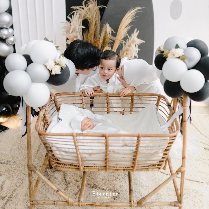 <p><em>"Semoga abang Shaka dan adik Kaba menjadi anak yang soleh, yang punya ahlak mulia dan menjadi penghafal Al-Qur'an,jadi penerang jalan ayah bunda untuk menuju syurganya Allah,"</em> kata seorang netizen.<em> "MasyaAllah Tabarakallah, welcome adik Kaba. Doa onty semoga jadi anak yang bisa membawa keberkahan dan kebaikan seperti abang Shaka,"</em> kata netizen lainnya. (Foto: Instagram: @dindahw)</p>