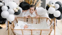 <p><em>"Semoga abang Shaka dan adik Kaba menjadi anak yang soleh, yang punya ahlak mulia dan menjadi penghafal Al-Qur'an,jadi penerang jalan ayah bunda untuk menuju syurganya Allah,"</em> kata seorang netizen.<em> "MasyaAllah Tabarakallah, welcome adik Kaba. Doa onty semoga jadi anak yang bisa membawa keberkahan dan kebaikan seperti abang Shaka,"</em> kata netizen lainnya. (Foto: Instagram: @dindahw)</p>