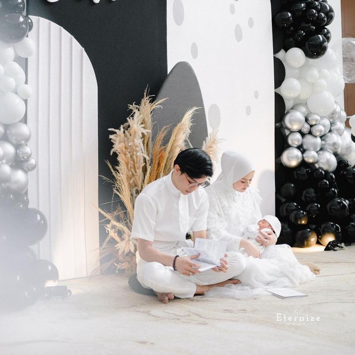 <p>Beberapa hari setelah melahirkan, Dinda dan Rey pun melangsungkan acara tasyakuran aqiqah Kaba. Dekorasi aqiqah sangat minimalis dengan nuansa hitam dan putih. (Foto: Instagram: @dindahw)</p>