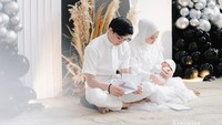 <p>Beberapa hari setelah melahirkan, Dinda dan Rey pun melangsungkan acara tasyakuran aqiqah Kaba. Dekorasi aqiqah sangat minimalis dengan nuansa hitam dan putih. (Foto: Instagram: @dindahw)</p>