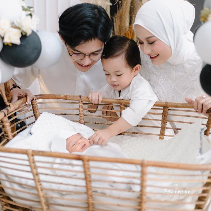 <p>Anak sulung Dinda dan Rey, Arshakalif Muhammad Mbayang, juga terlihat sangat menyayangi sang adik. Shaka selalu berada di dekat Kaba. (Foto: Instagram: @dindahw)</p>