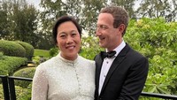 <p>Selain itu, Mark juga membagikan potret sambil memamerkan baby bump sang istri, Bunda. Dalam potret ini, tatapan Mark pada istri tampak so sweet, ya? (Foto: Instagram @zuck)<br /><br /></p>