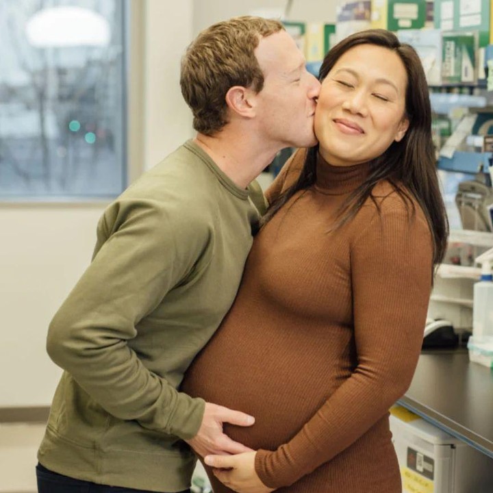 <p>Belum diketahui secara pasti kapan kelahiran anak ketiga pasangan ini. Kita doakan, semoga kehamilan hingga persalinan Priscilla Chan berjalan dengan lancar ya, Bunda. (Foto: Instagram @zuck)</p>
