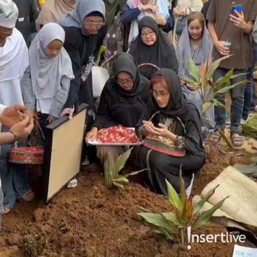 Ini Alasan Nani Wijaya Batal Dimakamkan Satu Liang Lahad dengan Suami Pertama