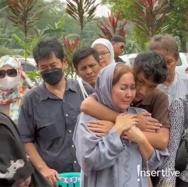 7 Potret Tangis Anak & Cucu Antar Nani Wijaya ke Peristirahatan Terakhir