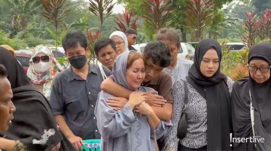 Prosesi Pemakaman Nani Wijaya Prosesi Pemakaman Nani Wijaya