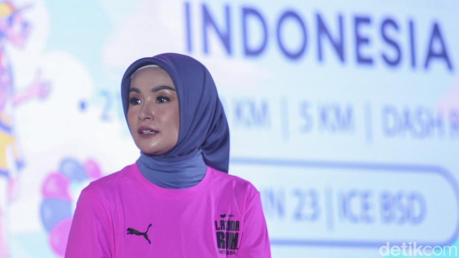 Public Figure & Sport Enthusiast Soraya Larasati Public Figure & Sport Enthusiast Soraya Larasati (kanan) memeragakan pemanasan jelang event Lazada Run Indonesia di Jakarta