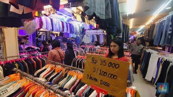 Sejumlah warga memilih pakaian bekas impor atau thrifting di lantai 3, Pasar Senen Blok III, Jakarta Kamis (16/3/2023). (CNBC Indonesia/Tri Susilo)
