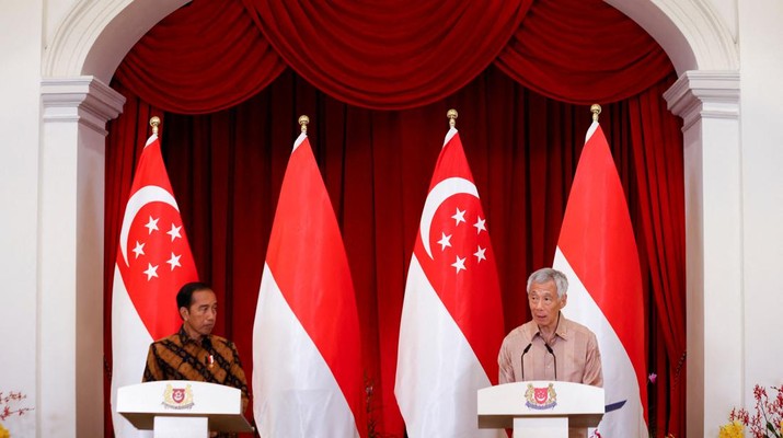 Singapore's Prime Minister Lee Hsien Loong and Indonesia's President Joko Widodo give a joint news conference at the Istana in Singapore March 16, 2023. REUTERS/Edgar Su/Pool