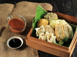 Jajan Enak, Makan Siomay dengan Bumbu Kacang Gurih di Sini