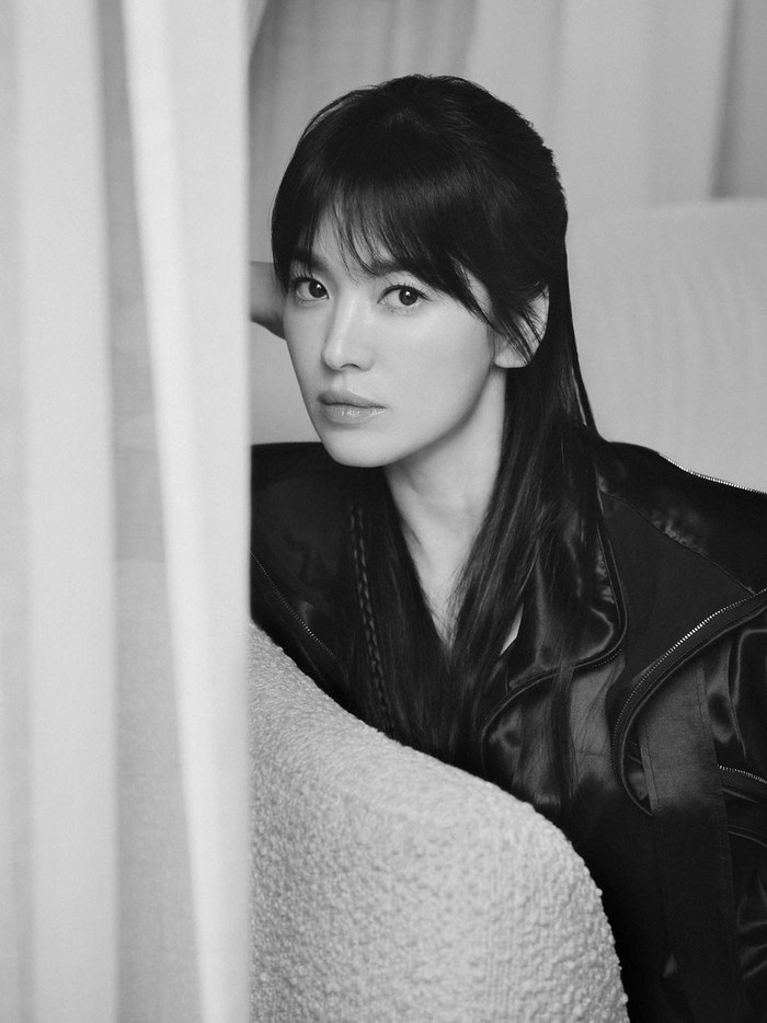 Sementara itu, Song Hye Kyo baru saja comeback lewat drama The Glory Part 2 (2023) yang sukses menempati urutan pertama sebagai tayangan paling banyak disaksikan di Netflix berbagai negara./ Foto: instagram.com/kyo1122