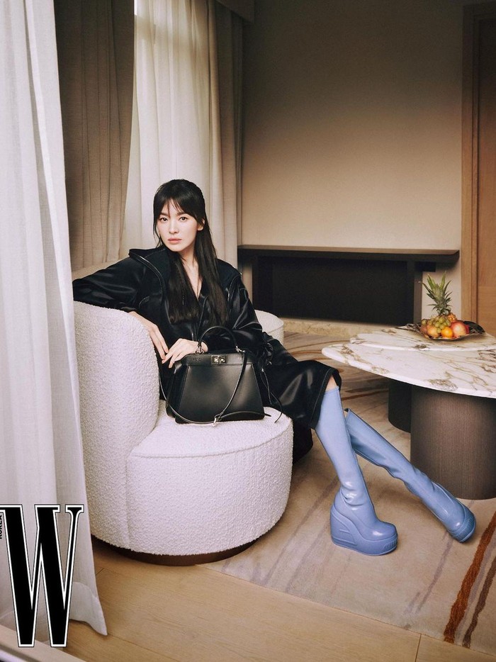 Menampilkan gaya berkelas dan memesona, Song Hye Kyo tampil dalam outfit berwarna hitam, senada dengan tas Fendi yang diperlihatkan. Boots berwarna birunya pun melengkapi penampilannya yang 'stand-out'./ Foto: instagram.com/wkorea