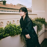 Song Hye Kyo Pancarkan Pesona Menawan di Potret Terbaru untuk W Korea x Fendi