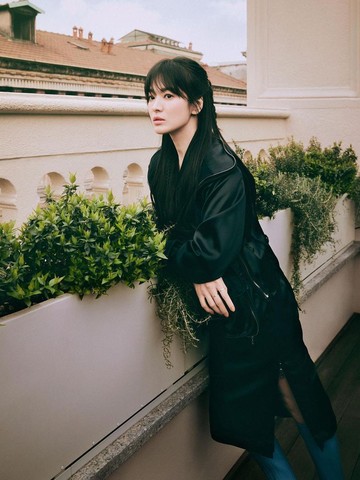 Song Hye Kyo Pancarkan Pesona Menawan di Potret Terbaru untuk W Korea x Fendi