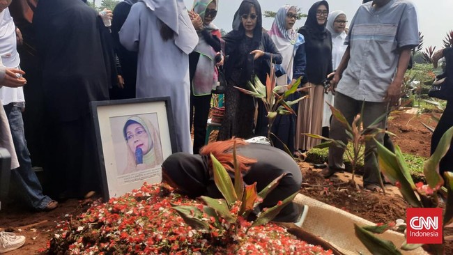 Nani Wijaya Tak Dimakamkan Satu Liang Lahad dengan Sukma Ayu Keluarga mengungkapkan alasan Nani Wijaya tidak dimakamkan satu liang lahad dengan Sukma Ayu, sang anak yang meninggal pada 2004.