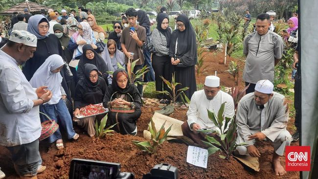 Aktris senior Nani Wijaya telah dimakamkan di TPU Babakan Madang, Kabupaten Bogor, Jawa Barat, Kamis (16/3) siang.
