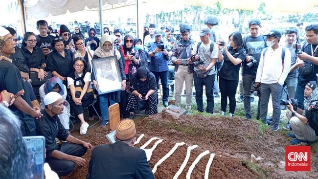 Keluarga mengenang tepukan Nomo Koeswoyo dan menyebutnya sebagai pejuang yang suka bercanda. Nomo Koeswoyo meninggal Rabu (15/3) malam.