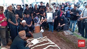 Tangis Keluarga Iringi Pemakaman Nomo Koeswoyo di TPU Jeruk Purut