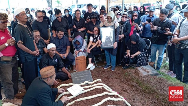 Pemakaman Nomo Koeswoyo di TPU Jeruk Purut dipenuhi suasana haru keluarga dan orang-orag terdekat sang drummer Koes Bersaudara itu. 