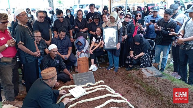 Pemakaman Nomo Koeswoyo di TPU Jeruk Purut dipenuhi suasana haru keluarga dan orang-orag terdekat sang drummer Koes Bersaudara itu.