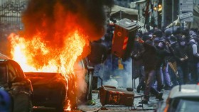 FOTO: Rusuh di Luar Stadion, Noktah Bentrok Napoli vs Eintracht