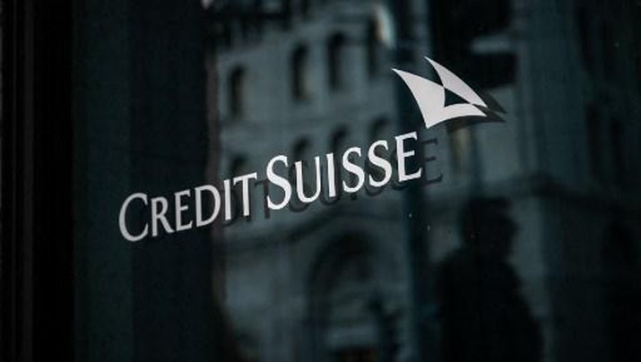 A sign of Credit Suisse bank is seen on the branch building in Geneva, on March 15, 2023. - Credit Suisse shares nosedived on March 15, 2023, after its main shareholder said it would not provide more funding, with reassuring comments from the Swiss bank's chairman unable to calm the market panic. (Photo by Fabrice COFFRINI / AFP)