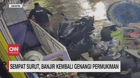 VIDEO: Terobos Banjir, Ojol Terperosok ke Saluran Air