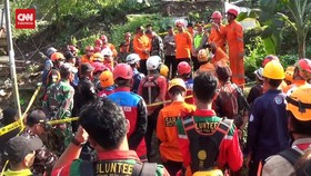 VIDEO: Pencarian 4 Korban Longsor Jalur KA Bogor-Sukabumi Dilanjutkan