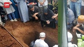 VIDEO: Detik-detik Nani Wijaya Dimakamkan