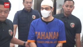 VIDEO: Ferry Irawan Diserahkan ke Kejaksaan Negeri Kediri