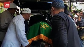 VIDEO: Momen Nani Wijaya Dibawa dari Rumah Duka untuk Disalatkan