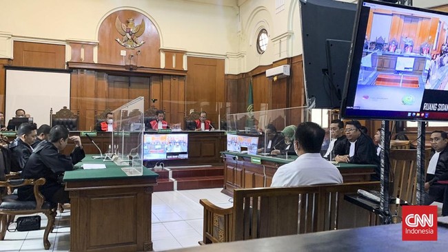 Kepala Kejaksaan Tinggi Jawa Timur, Mia Amiati mengaku tengah menyusun memori kasasi atas vonis bebas dua polisi terdakwa Tragedi Kanjuruhan.