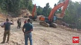 img-title Warga Seram Barat Usir Alat Berat Tambang yang Serobot Hutan Adat