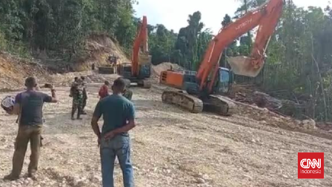 Warga adat Kasie di Seram Bagian Barat, Maluku, memprotes aktivitas penggusuran hutan adat oleh perusahaan di Gunung Patumalesi