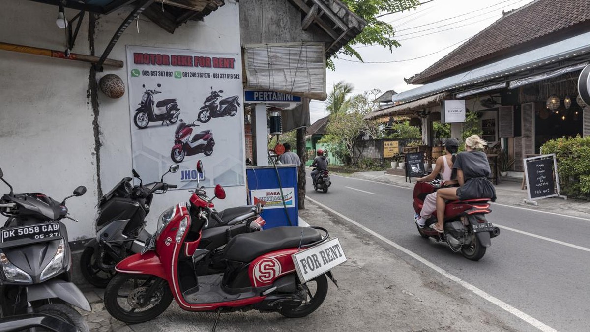 Viral! Turis Asing Berbuat Asusila di Depan Rumah Warga di Bali
