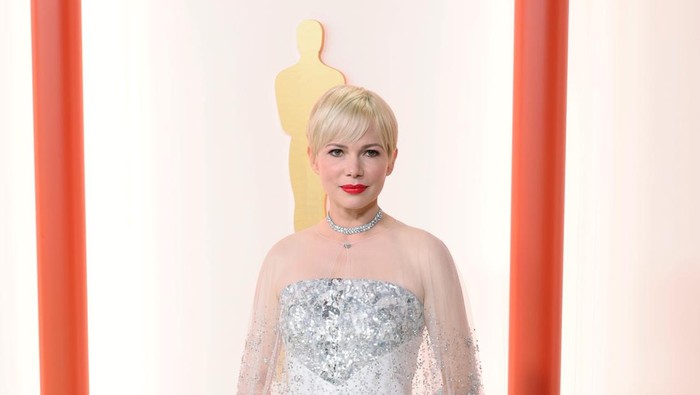 Gaun Michelle Williams di Oscar 2023 Dibuat Selama 900 Jam! Intip Detailnya