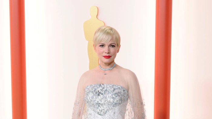 img-title Gaun Michelle Williams di Oscar 2023 Dibuat Selama 900 Jam! Intip Detailnya