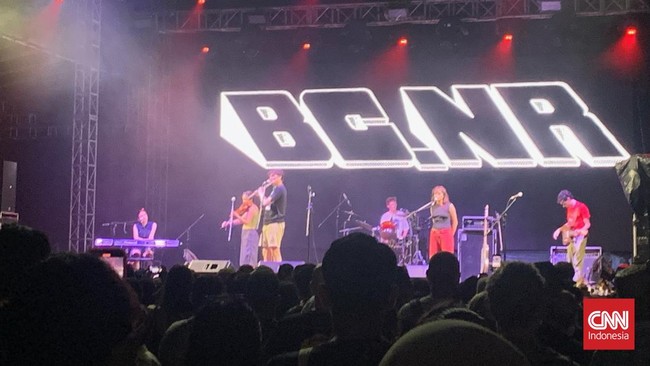 Mewah Berbalut Sederhana dari Black Country, New Road di Joyland 2023 Secara keseluruhan. Black Country, New Road berhasil mengusung sebuah kemewahan musik yang dibalut oleh kesederhanaan tingkat tinggi.