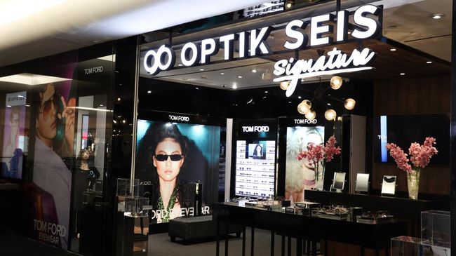 Desainer ternama Amerika Serikat, Tom Ford meluncurkan koleksi kacamata terbaru yang bisa didapatkan di Optik Seis Store.