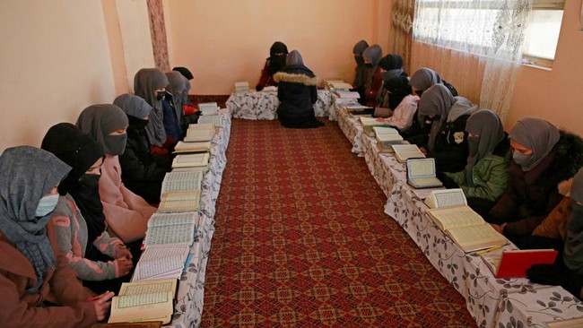 FOTO: Gadis Afghanistan Dilarang ke Sekolah Umum, Beralih ke Madrasah