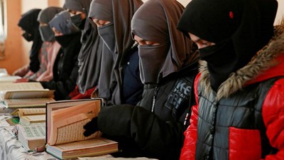 Taliban melarang anak perempuan di atas 10 tahun melanjutkan sekolah. Hanya anak laki-laki yang diperbolehkan menempuh sekolah menengah.