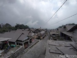 Hujan Tak Turun, Abu Vulkanik Merapi Masih Selimuti Dusun Babadan Magelang